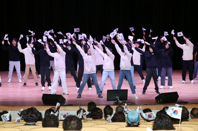 밀양 삼랑진초등학교 학생들이 7일 청소년수련관에서 개최된 한국자유총연맹 회원 한마음대회에서 독도사랑 플래시몹 공연을 펼치고 있다사진밀양시