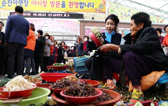 순천 아랫장 찾은 김건희 여사
    순천연합뉴스 진성철 기자  김건희 여사가 7일 전남 순천시 아랫장을 찾아 나물채소 가게에서 채소를 구매하고 있다  2023117   대통령실통신사진기자단
    zjinynacokr2023-11-07 145224
저작권자 ⓒ 1980-2023 ㈜연합뉴스 무단 전재 재배포 금지저작권자 ⓒ 1980-2023 ㈜연합뉴스 무단 전재 재배포 금지