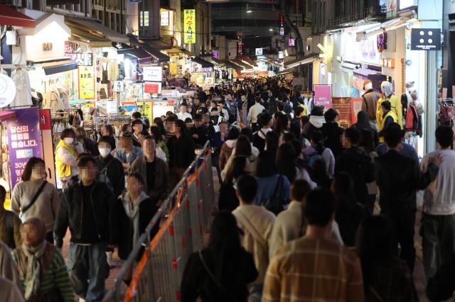Đường phố Hongdae Mapo-gu Seoul đông đúc người dân vào ngày 2810 cuối tuần ngay trước lễ hội Halloween ẢnhYonhap News