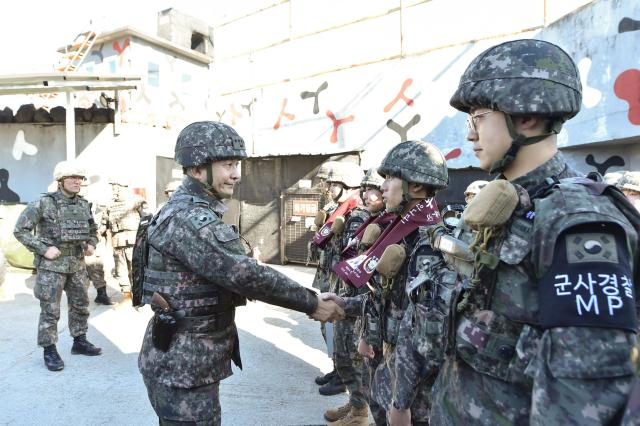 김승겸 합참의장이 중부전선 최전방 GP에서 ‘일전불사’의 결의로 각자의 위치에서 임무수행에 매진하고 있는 장병들을 격려하고 있다 사진합동참모본부