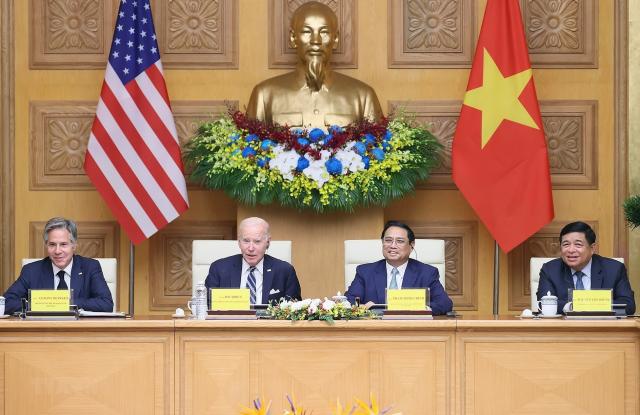 지난 9월 11일 열린 베트남-미국 투자 회의에 참석한 조 바이든 대통령과 팜 민 찐 총리 사진베트남통신사