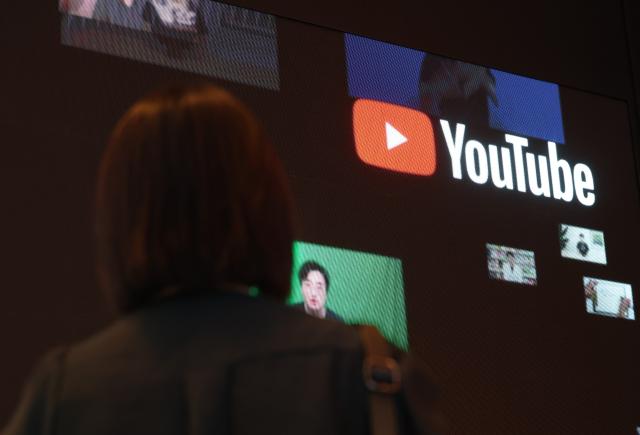 구글코리아가 21일 오후 서울 중구 신라호텔에서 연 구글 포 코리아 2023 행사에서 관람객들이 유튜브 15주년 기념 사전 전시를 둘러보고 있다 사진연합뉴스