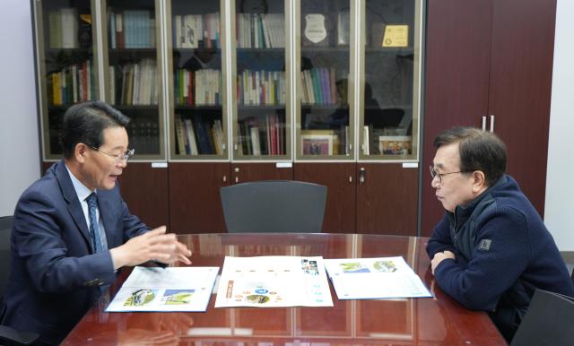 권익현 부안군수왼쪽이 서병수 국민의힘 의원에게 지역현안을 설명하며 국가예산 반영을 건의하고 있다사진부안군