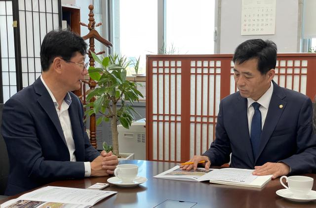 최훈식 장수군수왼쪽가 김민기 국회 국토교통위원장에게 국도 13호선장수천천 개량사업 등 8개 주요 노선의 제6차 국도·국지도 5개년 건설계획 반영을 건의하고 있다사진장수군