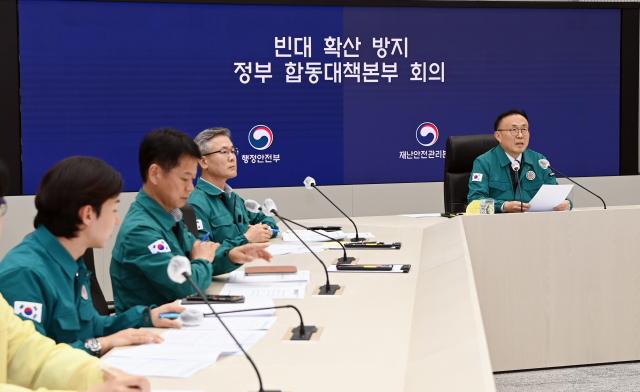 Cuộc họp ứng phó khẩn cấp đầu tiên của lực lượng đặc nhiệm chung của chính phủ nhằm ngăn chặn sự lây lan của rệp tại Khu phức hợp Chính phủ Sejong vào chiều ngày 3112023 ẢnhYonhap News