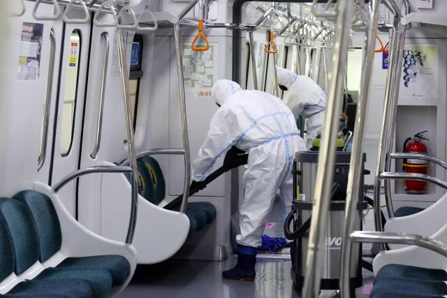 Công tác phun thuốc diệt trừ côn trùng tại một toa tàu ở Gwangju vào sáng ngày 8112023 ẢnhYonhap News