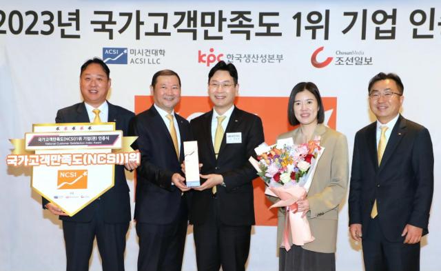 8일 서울 중구 롯데호텔에서 열린 2023년도 국가고객만족도NCSI 1위 기업 인증식에서 KB국민카드 이창권 사장가운데이 참석 임직원들과 기념촬영하고 있다 사진KB국민카드