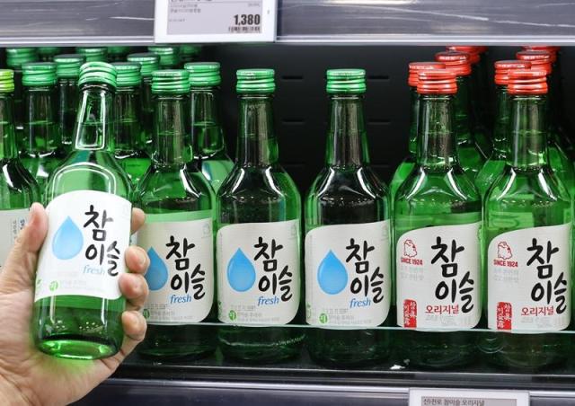 서울 한 대형마트에 진열된 하이트진로의 소주 제품들 