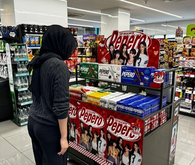 말레이시아에 있는 CU 편의점에서 한 고객이 빼빼로데이 행사 전용 진열대에서 상품을 살펴보고 있다 사진BGF리테일