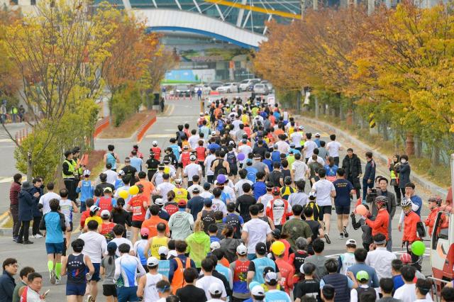 순천 남승룡마라톤대회 참여자들이 팔마주경기장을 빠져나가고 있다 사진순천시