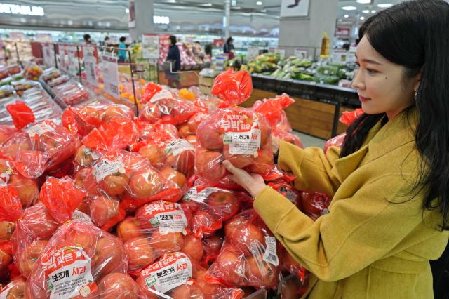 한 고객이 서울시 중구에 위치한 롯데마트 제타플렉스 서울역점에서 우박 맞은 보조개 사과를 보고 있다 사진롯데마트