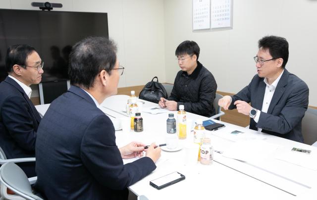 양주필 농림축산식품부 식품산업정책관이 9일 동서식품 서울 본사를 찾아 물가 안정을 당부하고 있다 사진농림축산식품부