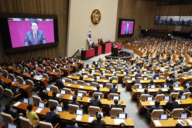 윤석열 대통령이 지난달 31일 서울 여의도 국회 본회의장에서 2024년도 예산안에 대한 시정연설을 하고 있다 
사진유대길 기자 dbeorlf123ajunewscom