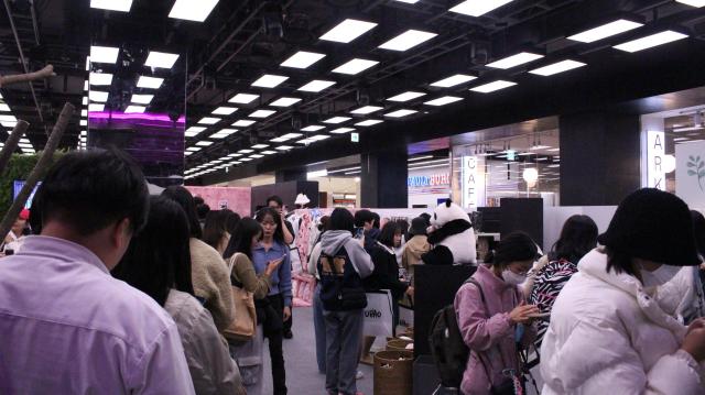 Hundreds of young S. Koreans flock to panda-themed event store to grab limited edition items