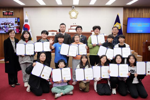 지난 9일 본회의장에서 현경초등학교 학생 14명 대상‘제1회 어린이·청소년 의회체험활동’을 운영했다사진무안군의회