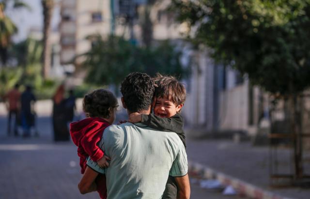11월 9일현지시간 가자시티에서 이스라엘군과 하마스 무장세력의 전투 중 알 샤테아 난민촌 주민들이 도망치고 있다 사진EPA 연합뉴스 
