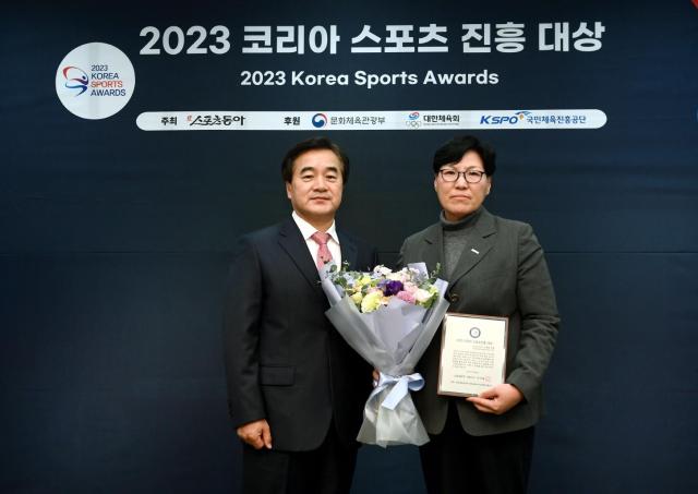 이영미오른쪽 한국여자프로골프투어KLPGT 대표이사가 코리아 스포츠 진흥 대상을 받고 있다 사진KLPGA