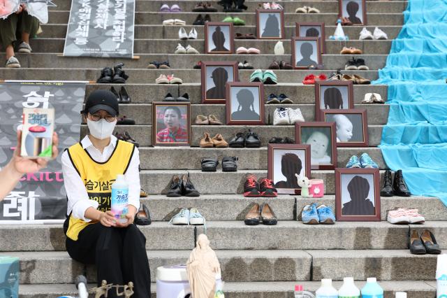 8월 31일 서울역 앞 계단에서 열린 가습기살균제 참사 12주기 캠페인 및 기자회견에서 가습기살균제 참사 피해자들의 유품이 놓여있다 사진연합뉴스