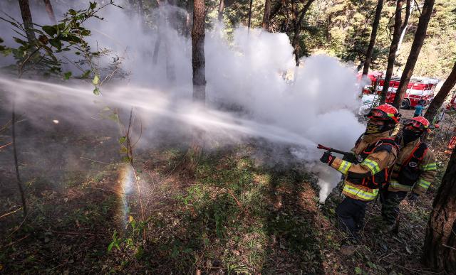 Le ministère de l’Administration publique et de la Sécurité effectue une inspection sur place du système aérien de lutte contre les incendies en prévision des incendies de forêt de l’automne