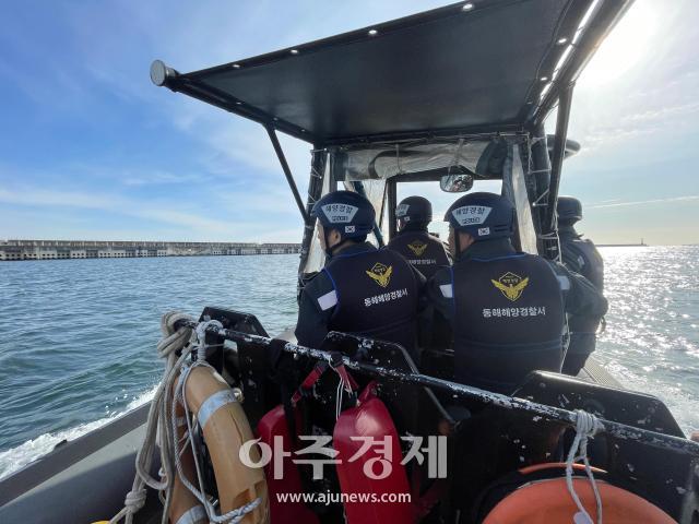 유충근 동해해양경찰서장이 어제11일 삼척시 호산항 방파제를 방문해 전국 바다낚시대회 현장 점검을 실시 중인 장면사진 왼쪽 유충근 동해해경서장 