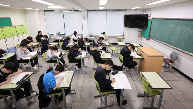 2024학년도 대학수학능력시험을 30일 앞둔 17일 서울 시내 한 고등학교에서 고3 학생들이 자율 학습하고 있다 사진연합뉴스
