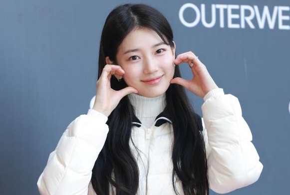 [슬라이드 포토] 오늘도 예쁜 수지 (게스 포토콜)