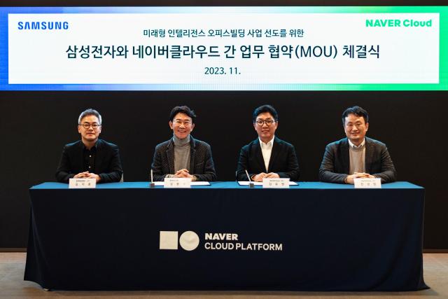 삼성전자와 네이버클라우드가 서울시 강남구 Ncloud Space에서 국내외 미래형 인텔리전스 오피스빌딩 사업 성장 가속화를 위한 업무협약MOU를 체결했다 사진1 왼쪽부터 삼성전자 김지훈 상무 강봉구 부사장 네이버클라우드 김유원 대표 한상영 상무 사진삼성전자