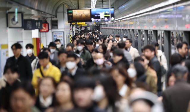 Hình ảnh người dân xuống tàu tại ga Gwanghwamun Seoul vào sáng ngày 10112023 ẢnhYonhap News