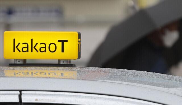 Kakao Mobility to discuss lowering service royalty fee with taxi industry officials