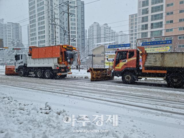 지난해 동해시가 투입한 제설장비 차량이 폭설로 눈덮인 평릉동 도로를 작업하고 있다사진이동원 기자