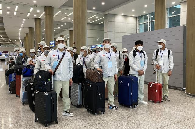 인천공항에 도착한 베트남 근로자들 사진베트남통신사