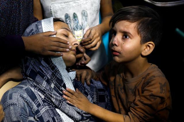 11월 13일현지시간 가자지구 남부 칸유니스의 한 병원에서 어린이가 울고 있다 사진로이터 연합뉴스