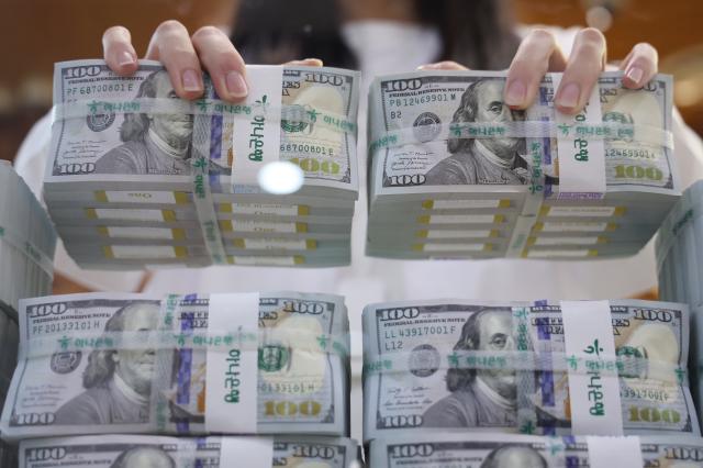 서울 중구 하나은행 본점 위변조대응센터에서 직원이 미국 달러화를 들어 보이고 있다 사진연합뉴스