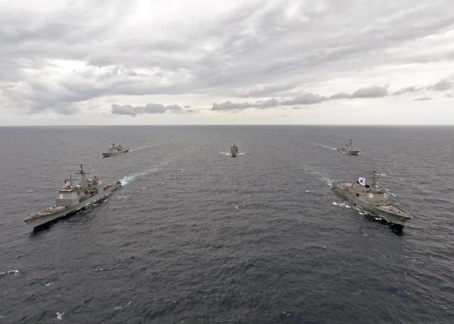 한미 해군이 9월 25일 한미 연합작전 수행능력과 상호운용성을 강화하기 위해 동해상에서 연합해상훈련을 실시하고 있다 사진해군