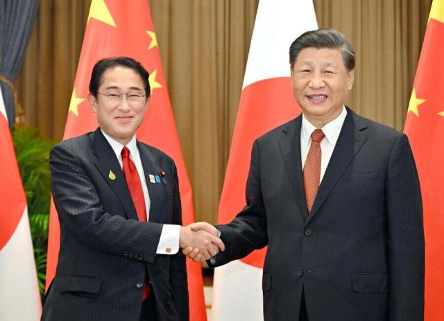 기시다 후미오 일본 총리왼쪽와 시진핑 중국 국가주석이 지난해 11월 타이 방콕에서 만나 정상회담에 앞서 악수하고 있다 AP