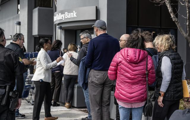 지난 3월 미국 실리콘밸리은행SVB 파산 당시 사람들이 은행 앞으로 몰려와 상황을 살피고 있다 사진UPI·연합뉴스