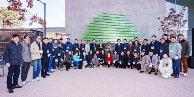 이재준 시장이 ‘희망나무’ 앞에서 수원수목원 기부자 평생회원들과 함께하고 있다 사진수원시