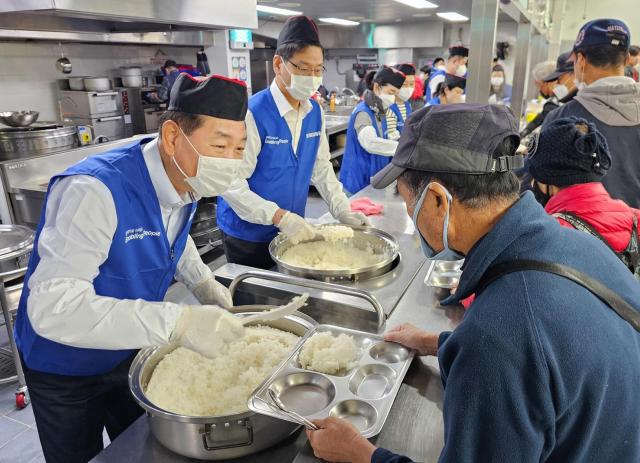 한종희 삼성전자 부회장왼쪽과 임직원이 지난 6일 경기 성남시 사회복지 기관 안나의 집에서 배식 봉사를 하고 있다사진삼성전자