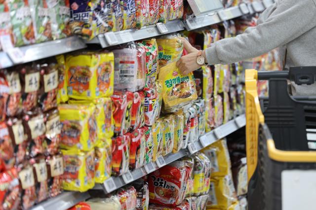 Các loại mì ăn liền được trưng bày tại một siêu thị lớn ở trung tâm thành phố Seoul Ảnh chụp vào chiều ngày 14112023 ẢnhYonhap News