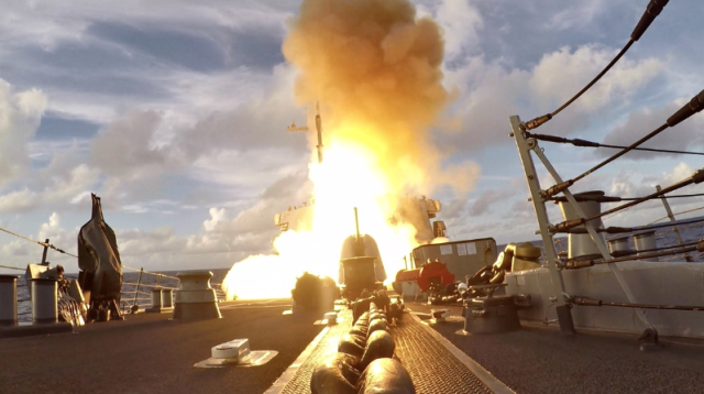 미해군의 알레이버크급 유도탄 구축함 벤포드가 2022년 6월 16일현지시간 필리핀해에서 진행된 훈련에서 SM-6 함대공 요격미사일을 시험발사하고 있다 사진연합뉴스