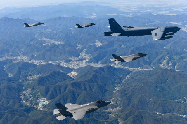 미국 공군의 B-52H 전략폭격기와 한국 공군의 F-35A 전투기들이 10월 17일 한반도 상공에서 한미 연합공중훈련을 실시하고 있다 사진공군