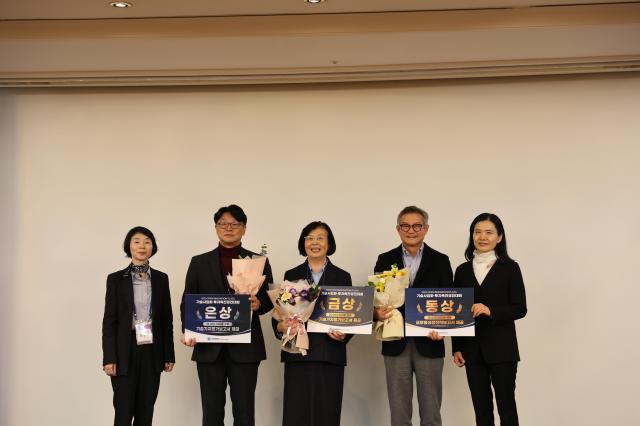 지난 14일 그랜드 인터컨티넨탈 서울 파르나스에서 열린 기술사업화·투자촉진 경진대회에서 수상자들이 기념 사진을 촬영하고 있다 사진한국제약바이오협회