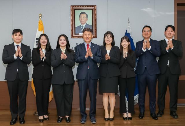 영남대 로스쿨이 2024년 신규 검사 선발에서 7명이 합격자를 배출했다왼쪽부터 장명수 박민진 이수지 최외출 총장 최이슬 이연주 박우성 이재한사진영남대학교