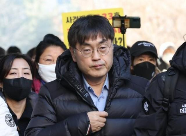 유튜브 매체 더탐사 강진구 대표가 지난 2월 22일 서울중앙지법에서 영장심사를 받기 위해 법정으로 향하고 있다 사진연합뉴스