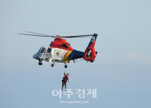 동해지방해양경찰청 관계자가 15일 동해시 묵호항 동방 해상에서 동절기 대형 해양사고 발생에 대비한 민관군 합동 수난대비 훈련을 실시하고 있다 사진는 헬기에서 호이스트 훈련을 하는 장면사진동해지방해양경찰청