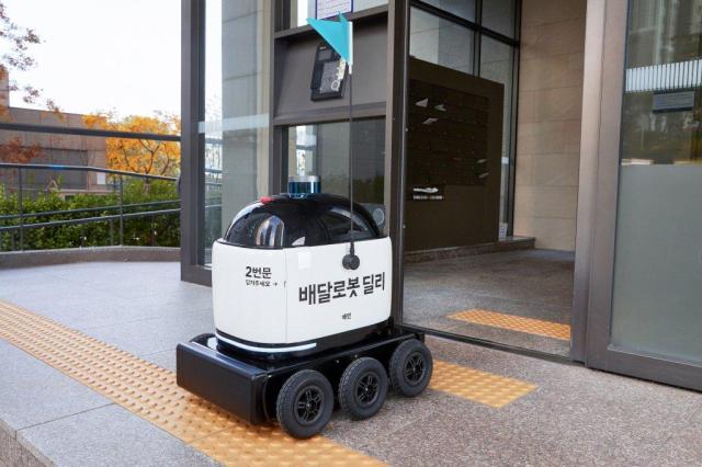 배달로봇이 음식을 가정으로 배달하고 있다 사진연합뉴스