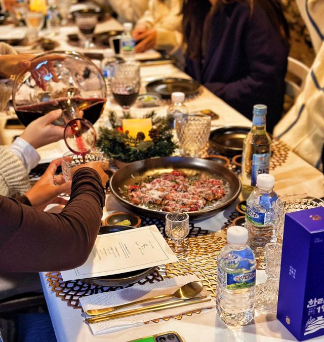 지난 11일 개막한 제주 말고기 축제에 참석한 사람들이 다양한 말고기 요리를 코스로 즐기고 있다 사진제주미니
