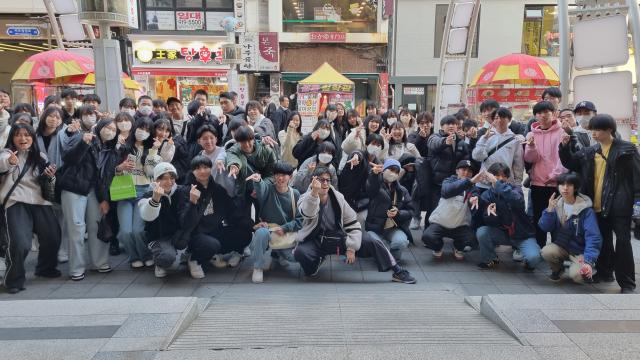 BIFF광장을 찾은 오미쿄다이샤고교 학생들이 단체사진을 촬영하고 있다 사진한국관광공사