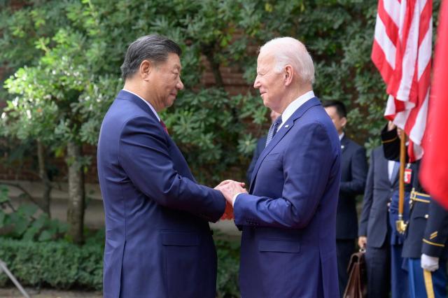 조 바이든 미국 대통령이 15일현지시간 캘리포니아 우드사이드에서 아시아·태평양경제협력기구APEC 정상회의 참석차 미국을 방문한 시진핑 중국 국가주석과 정상회담을 마치고 인사를 나누고 있다 
