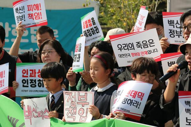 코로나19 백신 피해자와 유가족들이 15일 서울 여의도 국회 앞에서 피해보상 개정안 통과를 촉구하는 시위를 벌이고 있다 사진코로나19백신피해자가족협의회 제공